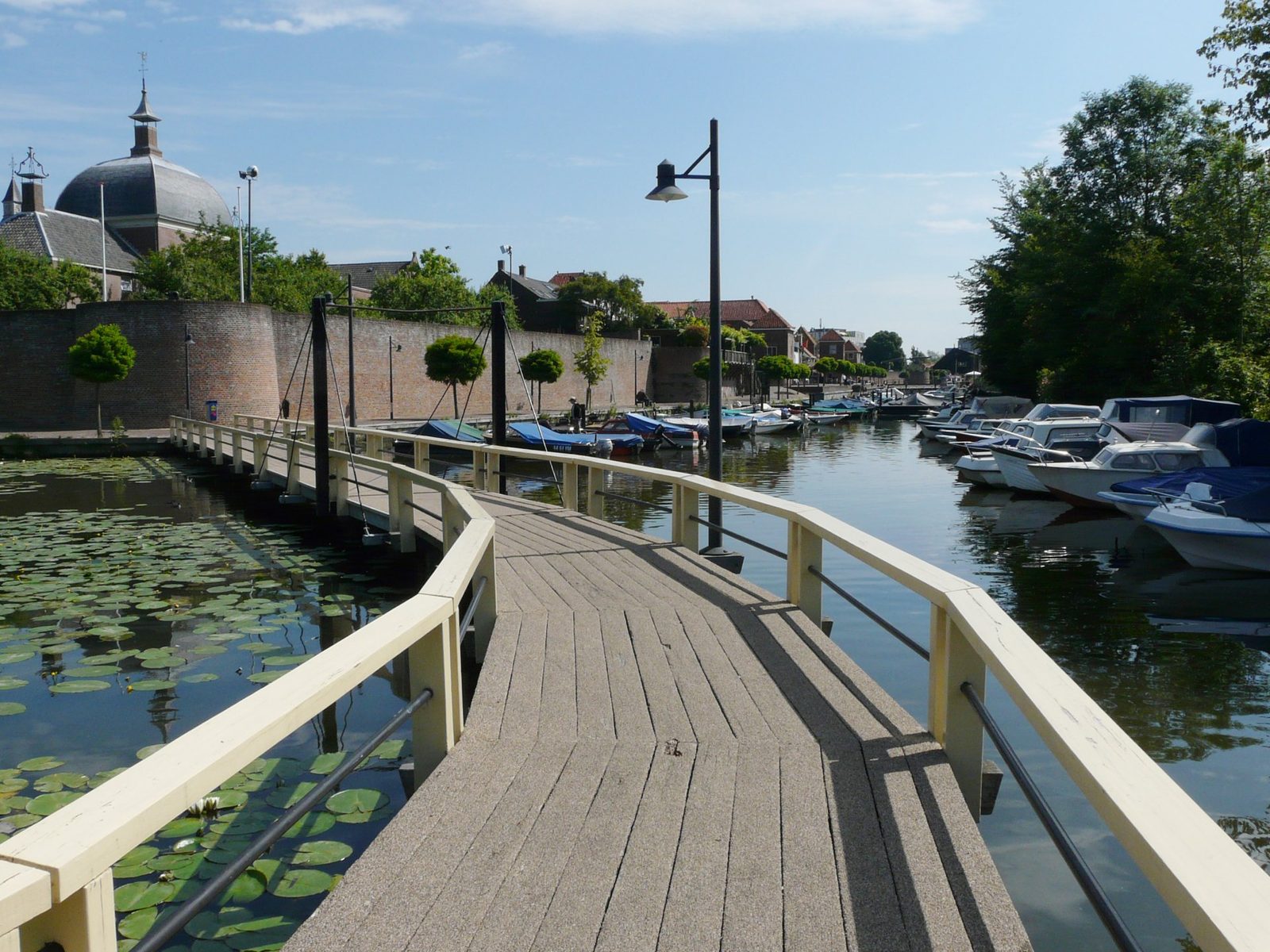 De haven van Leerdam met de loopbrug richting de binnenstad